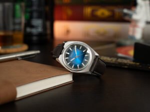 Vario Futurist Sunburst Blue Fume Tableshot – Courtesy of Vario