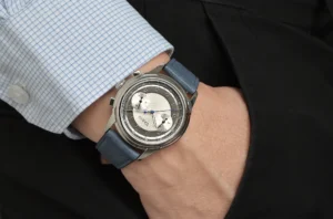Vario Empire Grey Tuxedo Tachymètre MecaQuartz Chronograph Wristshot - Courtesy of Vario