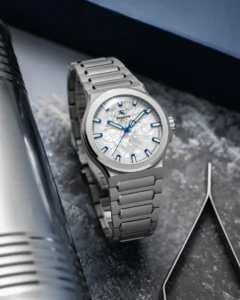 Straum Frozen Metal Titanium Lifestyle - Courtesy of Straum