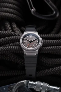 Straum Expedition Titanium Gray Lifestyle - Courtesy of Straum
