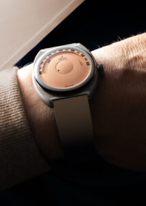 DWISS S1 Wandering Hours Salmon Wristshot